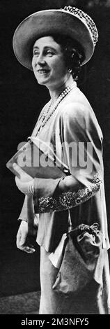 Regina Elisabetta, in seguito la Regina Madre, lasciando la British Red Cross Society il 5th settembre 1939, portando una maschera a gas in una borsa di tela sopra la spalla. Data: 5th settembre 1939 Foto Stock