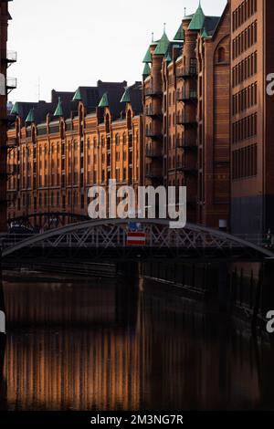 Uno scatto verticale di un ponte su un canale tra edifici ad Amburgo, Germania. Foto Stock