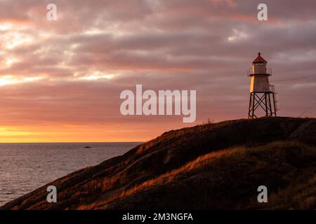 Un bellissimo tramonto sul faro sulla collina di Henningsvaer, Isole Lofoten, Norvegia. Foto Stock