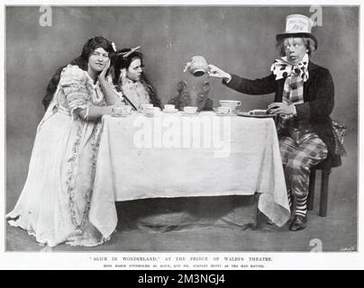 "Alice nel paese delle meraviglie" Mad Hatters con Marie Studholme come Alice e Stanley Brett come Mad Hatter al Prince of Wales Theatre, West End, Londra. Foto Stock