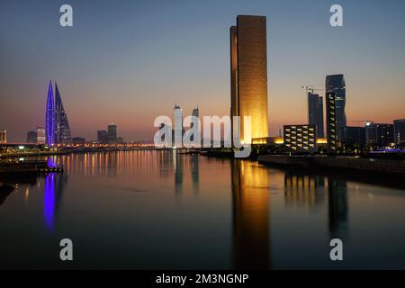 Skyline del Bahrain: World Trade Centre (a sinistra) Four Seasons Hotel e Moschea Arcapita (a destra), Bahrain Bay, Manama, Bahrain Foto Stock