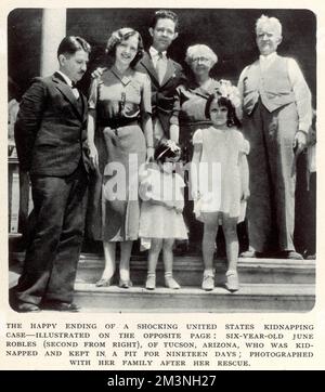 La felice conclusione di uno scioccante caso di rapimento negli Stati Uniti: June Robles (secondo a destra), di Tucson, Arizona, di sei anni, è stata rapita e tenuta in un pozzo per diciannove giorni; viene mostrata qui con la sua famiglia dopo il suo salvataggio. Data: 1934 Foto Stock