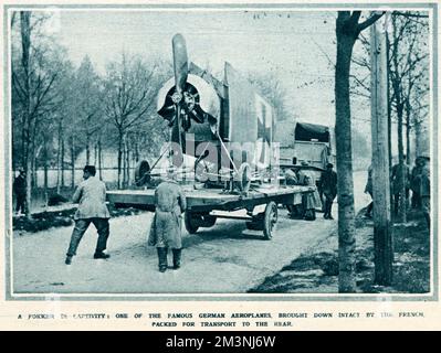 Un aereo Fokker tedesco catturato, portato intatto dai francesi, imballato per il trasporto. Data: 1916 Foto Stock