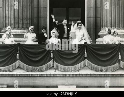 Matrimonio della principessa Margaret con Antony Armstrong-Jones avvenuto presso l'Abbazia di Westminster il 6 maggio 1960. Le coppie sono raffigurate con le loro bridesmaids sorridenti e ondeggianti dal balcone di Buckingham Palace. Data: 1960 Foto Stock