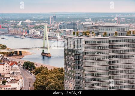 Vista aerea business center grattacielo in vetro e ponte sul Reno nella città tedesca di Colonia. Foto Stock