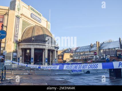 Londra, Inghilterra, Regno Unito. 16th Dec, 2022. Un cordone di polizia al di fuori della O2 Academy Brixton. Quattro persone sono in ospedale in condizioni critiche dopo essere state schiacciate durante un concerto della cantante Afropop Asake presso l'iconica sede nel sud di Londra. (Credit Image: © Vuk Valcic/ZUMA Press Wire) Credit: ZUMA Press, Inc./Alamy Live News Foto Stock