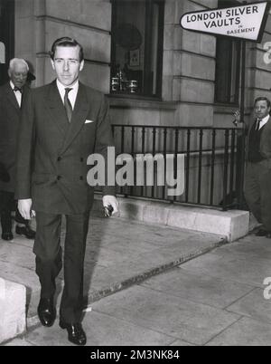 Anthony Charles Robert Armstrong-Jones, 1st Earl Snowdon, nato nel 1930, fotografo inglese, ha illustrato la visita alle Silver Vaults di Londra a Chancery Lane la settimana prima del suo matrimonio con la principessa Margaret. Data: 1960 Foto Stock