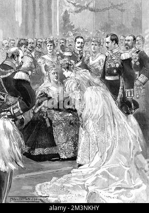 Il matrimonio reale della principessa Victoria Melita di Edimburgo e del principe Ernst Ludwig, Granduca d'Assia. La regina Vittoria abbraccia la sposa dopo la cerimonia nuziale. Data: 1894 Foto Stock