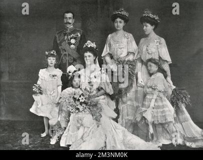 La principessa Alice di Albany, poi contessa di Athlone (seduta) (1883-1981) e il principe Alessandro di Teck, poi Alexander Cambridge, 1st conte di Athlone (1874-1957), fotografarono il giorno del loro matrimonio. Le cinque bridesmaids sono, da sinistra a destra, la principessa Maria del Galles, la principessa Maria di Teck, le principesse di Connaught (Margaret e Patricia), e la principessa Helen di Waldeck-Pyrmont. Il matrimonio si è svolto il 10 febbraio 1904 presso la St George's Chapel di Windsor. Data: 10 febbraio 1904 Foto Stock