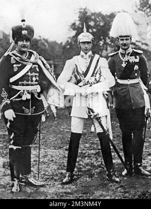 Tre figli di Kaiser Wilhelm II vestirono in uniforme militare. Da sinistra, il principe Eitel-Friedrich, il principe ereditario Wilhelm e il principe August-Wilhelm. Descritto come una 'bella fotografia' dal Bystander, il trio posò a Potsdam per la foto. Data: 1909 Foto Stock