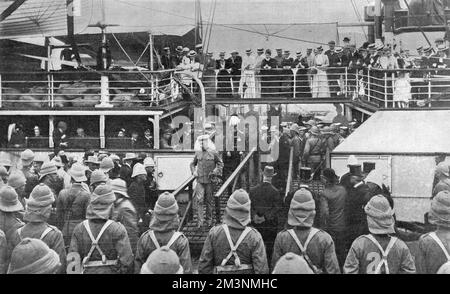 Lord Roberts, con Lord Kitchener e il resto del suo staff, raggiunse Città del Capo sul Liner Dunottar Castle il 11th gennaio 1900. In onore dell'occasione, tutte le navi nel porto erano vestite e una guardia d'onore è stata posta sulla banchina. Data: 1900 Foto Stock