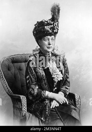 Regina Alexandra (1844 - 1925), ex principessa Alexandra di Danimarca e consorte di re Edoardo VII, raffigurata in vita successiva indossando un magnifico cappello in stile toque. Data: c.1910 Foto Stock