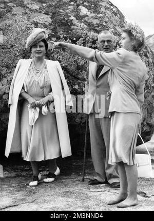 La principessa Elisabetta è senza scarpe con sua madre la Regina dopo aver scalato la collina di Matopos, Bulawayo. La regina aveva danneggiato le scarpe durante la salita, e la principessa ha prestato a sua madre le proprie scarpe, indossando la regina nella foto. Data: 1947 Foto Stock