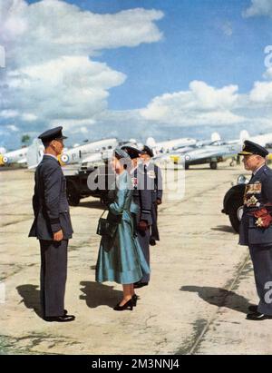 Regina Elisabetta II ad una RAF Coronation Review, 1953 Foto Stock