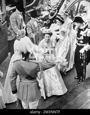 La regina Elisabetta II arriva all'abbazia per l'incoronazione, nel 1953 Foto Stock