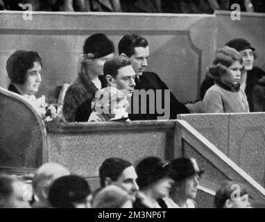 Le principesse Elizabeth e Margaret con i loro genitori Foto Stock