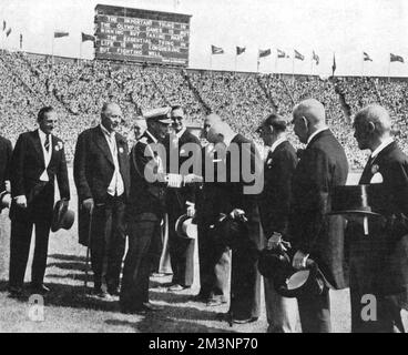 Re Giorgio VI saluta i membri del Comitato Esecutivo Olimpico Internazionale alla cerimonia di apertura dei Giochi Olimpici 1948 a Londra. Data: 1948 Foto Stock