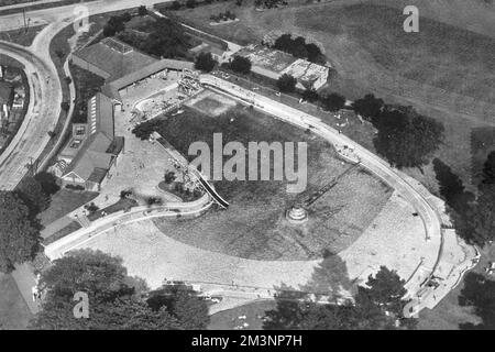 La piscina di Borough ad Aldershot vista dall'aria, pronta per la XIV Olympiade di Londra, 1948. Data: 1948 Foto Stock