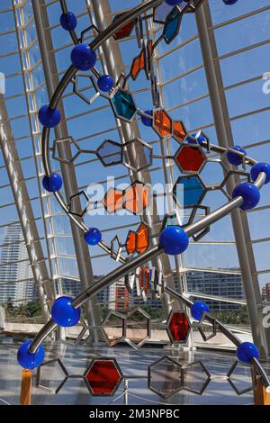 Struttura gigante che rappresenta la forma elicoidale del DNA. Foto Stock