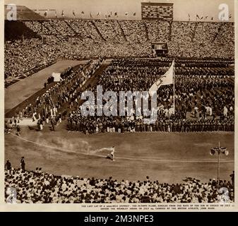 John Mark, un atleta britannico, corre l'ultimo giro intorno alla Wembley Arena con la torcia olimpica durante la cerimonia di apertura dei Giochi Olimpici di Londra del 1948. Data: 29 luglio 1948 Foto Stock