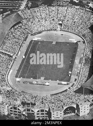 Una vista aerea dello Stadio di Wembley durante la cerimonia di apertura dei Giochi Olimpici di Londra del 1948. Data: 1948 Foto Stock