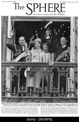 La Regina Elisabetta II appare sul balcone del Palazzo Amalienborg a Copenaghen per dare il benvenuto alla folla sottostante, durante una visita di stato in Danimarca nel 1957. È accompagnata dal principe Filippo, duca di Edimburgo e dal re Frederik e dalla regina Ingrid di Danimarca. Data: 1957 Foto Stock