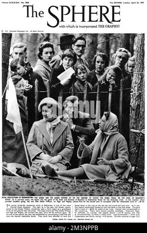 Spettatori reali a Badminton. La regina Elisabetta II e la regina Madre siedono a terra per assistere alle prove a cavallo nella tenuta del duca di Beaufort a Badminton House nel 1958. Data: 1958 Foto Stock