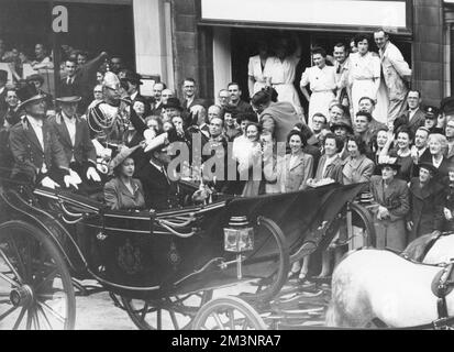 La principessa Elisabetta (Regina Elisabetta II) e il Duca di Edimburgo passando attraverso Fleet Street a Londra in una carrozza a cielo aperto sulla strada per la Guildhall, dove il Duca ricevette la libertà della Città di Londra. Data: 1948 Foto Stock