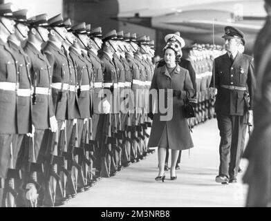 La regina Elisabetta II visita la RAF Brize Norton, 1971 anni Foto Stock