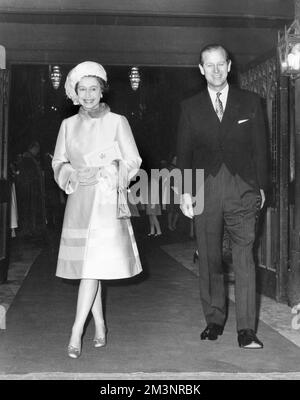 Una sorridente Regina Elisabetta II, accompagnata dal Principe Filippo, Duca di Edimburgo lascia l'Abbazia di Westminster dopo una cerimonia per celebrare il loro anniversario di Nozze d'Argento il 20th novembre 1972. Data: 1972 Foto Stock