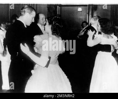 La principessa Elizabeth e il tenente Mountbatten ballano Foto Stock