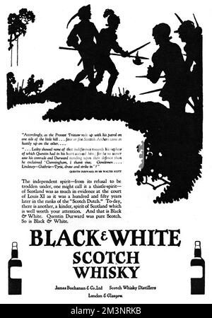 Pubblicità per Black &amp; White Scotch Whisky, con una bella silhouette che mostra Quentin Durward e suo nipote Leslie in piedi fino all'avvicinarsi del Provost Tristan e la sua pattuglia e una citazione da 'Quentin Durawrd' di Sir Walter Scott. Data: 1927 Foto Stock