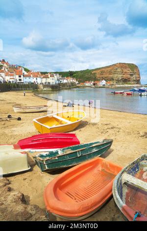 Porto di Staithes, spiaggia e scogliere dalla spiaggia in alta marea. North Yorkshire; Inghilterra; Regno Unito Foto Stock