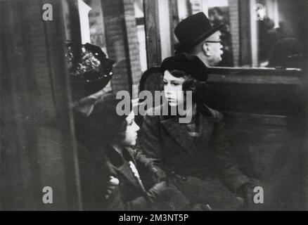 Un primo viaggio molto pubblicizzato sulla metropolitana di Londra per le principesse Elizabeth (Regina Elisabetta II) e Margaret Rose, che hanno fatto il viaggio su un treno della District Line da St James's Park con la loro governante il 15 maggio 1939. Foto Stock