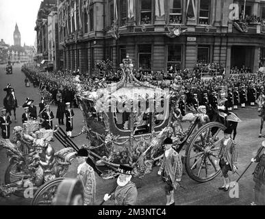 La Regina Elisabetta II attraversa Trafalgar Square nel centro di Londra a bordo del pullman Golden state sulla strada per l'Abbazia di Westminster per la sua incoronazione il 2 giugno 1953. Data: 1953 Foto Stock