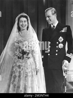 La principessa Elisabetta (regina Elisabetta II) e il principe Filippo, duca di Edimburgo (ex tenente Filippo Mountbatten) si posano insieme per una fotografia ufficiale dopo il loro matrimonio all'Abbazia di Westminster il 20 novembre 1947. Data: 1947 Foto Stock