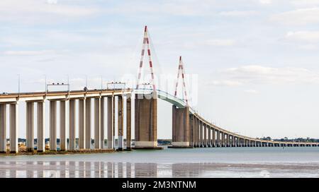 Il ponte di Saint-Nazaire è un ponte cavo-stalled sull'estuario del fiume Loira in Francia, tra Saint-Nazaire e Saint-Brevin-les-Pins. Foto Stock