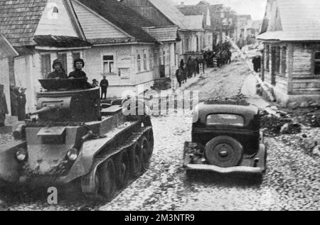 Un'auto corazzata russa batte attraverso la città polacca, 1939 Foto Stock