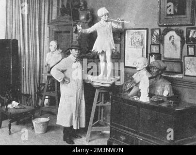 Sir George Frampton in studio con la statua di Peter Pan Foto Stock