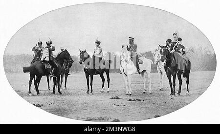Zar Nicola II di Russia, visto qui a cavallo (bianco) con le sue due figlie maggiori, Olga e Tatiana, nelle uniformi dei reggimenti di cui erano capi Data: 1913 Foto Stock