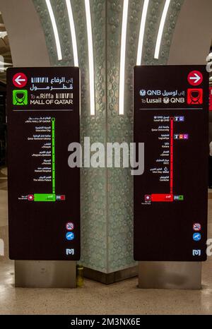 Indicazioni stradali all'interno della metropolitana di Doha, Qatar Foto Stock