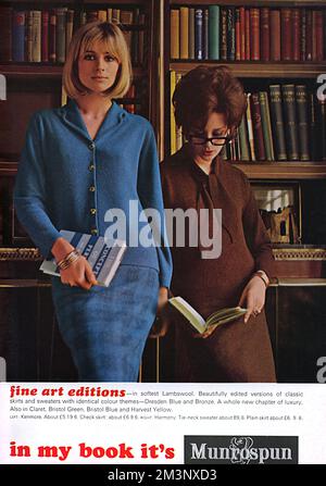 Una pubblicità per la maglia Munrospun di Edimburgo con due librari glamour, con gonne e maglioni in morbido lana d'agnello. Data: 1964 Foto Stock