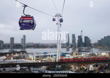 La funivia di Londra, conosciuta anche come IFS Cloud, opera attraverso il Tamigi a Greenwich. Immagine scattata il 27th novembre 2022. © Belinda Jiao jiao. Foto Stock