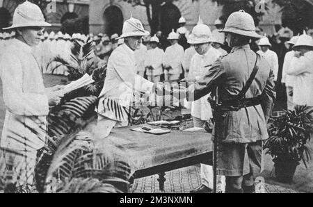 Sir Charles Tegart presenta medaglie speciali agli agenti di polizia a Calcutta durante il saccheggio della "disobbedienza civile" incoraggiato dalla campagna di Gandhi. Sir Charles Tegart (1881 - 1946) poliziotto coloniale e specialista in antiterrorismo e sicurezza. La carriera di Tegart iniziò a Calcutta durante il governo britannico, dove si innalzò la carica di Commissario della polizia prima di diventare membro del Consiglio indiano del Segretario di Stato nel 1931. Ottenne il riconoscimento per aver mantenuto una stretta riserva sulla sicurezza durante il suo mandato in India, ed era un avversario del nazionalismo indiano ed era conosciuto f Foto Stock