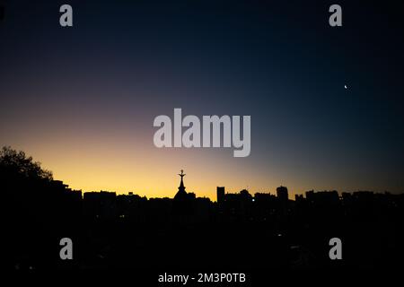 Un mistico scatto delle sagome delle lapidi nel cimitero di la Recoleta al tramonto Foto Stock