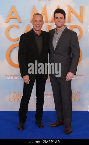 Tom Hanks (a sinistra) con suo figlio Truman Hanks, durante una foto-tuta per Un uomo chiamata otto al Corinthia Hotel di Londra. Data immagine: Venerdì 16 dicembre 2022. Foto Stock