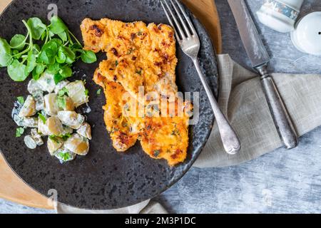 Schnitzel di maiale al limone e timo con insalata di patate Foto Stock