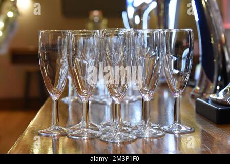 Vuoto bicchieri da champagne su un bar Foto Stock