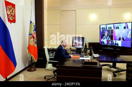 Novo-Ogaryovo, Russia. 16th Dec, 2022. Il presidente russo Vladimir Putin presiede una riunione dei membri permanenti del Consiglio di sicurezza della residenza ufficiale di Novo-Ogaryovo, 16 dicembre 2022 a Mosca Oblast, Russia. Credit: Mikhail Metzel/Kremlin Pool/Alamy Live News Foto Stock