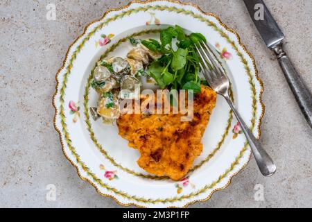 Schnitzel di maiale al limone e timo con insalata di patate Foto Stock